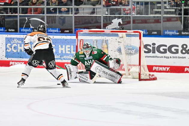 Penny DEL Augsburger Panther Grizzlys Wolfsburg, 15 03 2026 AUGSBURG, GERMANY 15 MARCH in this scene Matt CHOUPANI Grizzlys Wolfsburg 89 converts his penalty against Michael GARTEIG Augsburger Panther 34 Tor Torschuetze Freude Happy during the match between the Augsburger Panther and the Grizzlys Wolfsburg on matchday 52 of the Penny DEL at Curt Frenzel Stadion Copyright: xBEAUTIFULxSPORTS Goldbergx