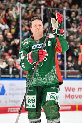 Penny DEL Augsburger Panther Grizzlys Wolfsburg, 15 03 2026 AUGSBURG, GERMANY 15 MARCH In the picture T J TREVELYAN Augsburger Panther 24 being celebrated by the fans Single photo cropped after the match between the Augsburger Panther and the Grizzlys Wolfsburg on the 52nd matchday of the Penny DEL at the Curt Frenzel Stadium Copyright: xBEAUTIFULxSPORTS Goldbergx