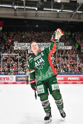 Penny DEL Augsburger Panther Grizzlys Wolfsburg, 15 03 2026 AUGSBURG, GERMANY 15 MARCH In the picture T J TREVELYAN Augsburger Panther 24 being celebrated by the fans Single photo cropped after the match between the Augsburger Panther and the Grizzlys Wolfsburg on the 52nd matchday of the Penny DEL at the Curt Frenzel Stadium Copyright: xBEAUTIFULxSPORTS Goldbergx