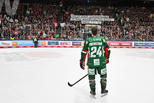 Penny DEL Augsburger Panther Grizzlys Wolfsburg, 15 03 2026 AUGSBURG, GERMANY 15 MARCH In the picture T J TREVELYAN Augsburger Panther 24 being celebrated by the fans Single photo cropped after the match between the Augsburger Panther and the Grizzlys Wolfsburg on the 52nd matchday of the Penny DEL at the Curt Frenzel Stadium Banner of the fans Copyright: xBEAUTIFULxSPORTS Goldbergx