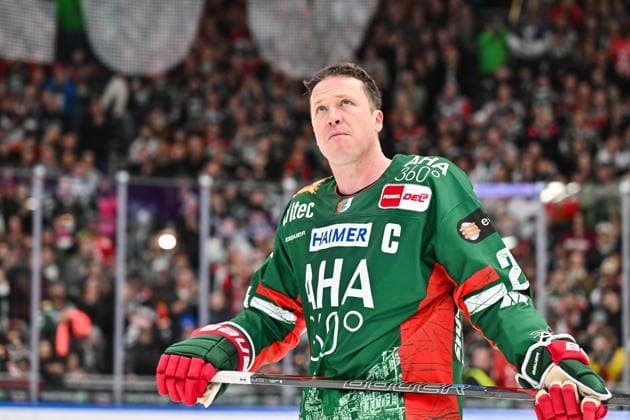 Penny DEL Augsburger Panther Grizzlys Wolfsburg, 15 03 2026 AUGSBURG, GERMANY 15 MARCH In the picture T J TREVELYAN Augsburger Panther 24 being celebrated by the fans Single photo cropped after the match between the Augsburger Panther and the Grizzlys Wolfsburg on the 52nd matchday of the Penny DEL at the Curt Frenzel Stadium Copyright: xBEAUTIFULxSPORTS Goldbergx