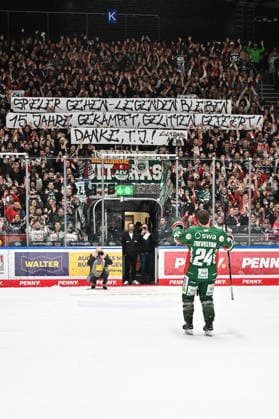 Penny DEL Augsburger Panther Grizzlys Wolfsburg, 15 03 2026 AUGSBURG, GERMANY 15 MARCH In the picture T J TREVELYAN Augsburger Panther 24 being celebrated by the fans Single photo cropped after the match between the Augsburger Panther and the Grizzlys Wolfsburg on the 52nd matchday of the Penny DEL at the Curt Frenzel Stadium Banner of the fans Copyright: xBEAUTIFULxSPORTS Goldbergx