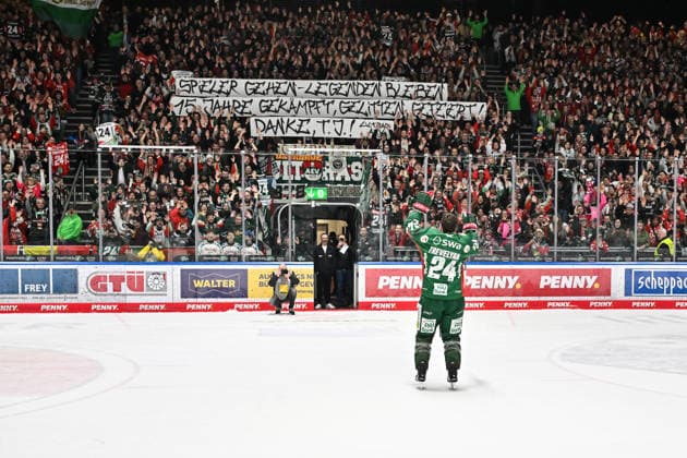 Penny DEL Augsburger Panther Grizzlys Wolfsburg, 15 03 2026 AUGSBURG, GERMANY 15 MARCH In the picture T J TREVELYAN Augsburger Panther 24 being celebrated by the fans Single photo cropped after the match between the Augsburger Panther and the Grizzlys Wolfsburg on the 52nd matchday of the Penny DEL at the Curt Frenzel Stadium Banner of the fans Copyright: xBEAUTIFULxSPORTS Goldbergx