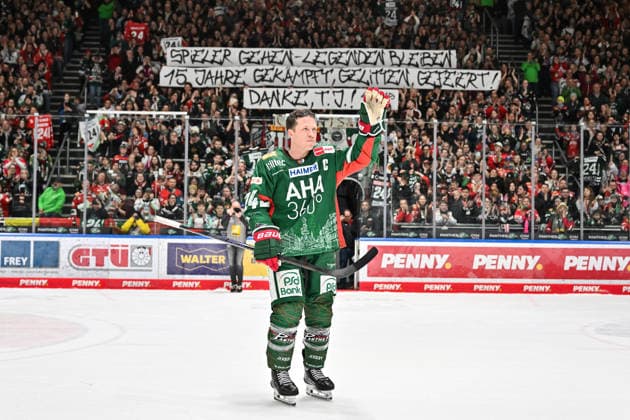 Penny DEL Augsburger Panther Grizzlys Wolfsburg, 15 03 2026 AUGSBURG, GERMANY 15 MARCH In the picture T J TREVELYAN Augsburger Panther 24 being celebrated by the fans Single photo cropped after the match between the Augsburger Panther and the Grizzlys Wolfsburg on the 52nd matchday of the Penny DEL at the Curt Frenzel Stadium Banner of the fans Copyright: xBEAUTIFULxSPORTS Goldbergx