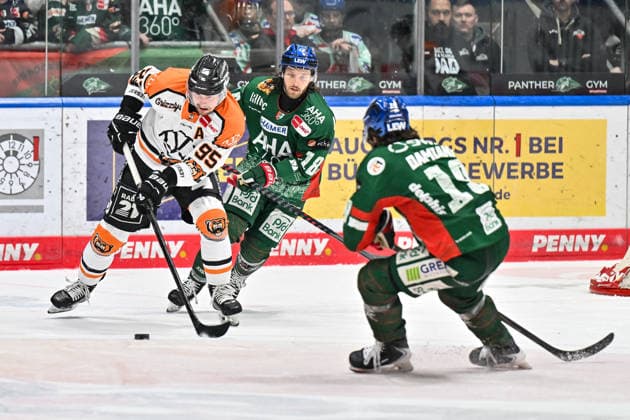 Penny DEL Augsburger Panther Grizzlys Wolfsburg, 15 03 2026 AUGSBURG, GERMANY 15 MARCH in the duel Fabio PFOHL Grizzlys Wolfsburg 95 and Anthony LOUIS Augsburger Panther 18 during the match between the Augsburger Panther and the Grizzlys Wolfsburg on matchday 52 of the Penny DEL at Curt Frenzel Stadium Copyright: xBEAUTIFULxSPORTS Goldbergx