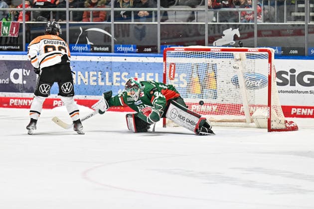 Penny DEL Augsburger Panther Grizzlys Wolfsburg, 15 03 2026 AUGSBURG, GERMANY 15 MARCH in this scene Matt CHOUPANI Grizzlys Wolfsburg 89 converts his penalty against Michael GARTEIG Augsburger Panther 34 Tor Torschuetze Freude Happy during the match between the Augsburger Panther and the Grizzlys Wolfsburg on matchday 52 of the Penny DEL at Curt Frenzel Stadion Copyright: xBEAUTIFULxSPORTS Goldbergx