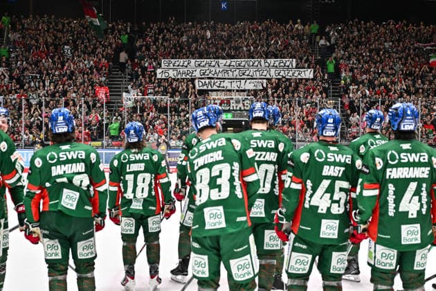 Penny DEL Augsburger Panther Grizzlys Wolfsburg, 15 03 2026 AUGSBURG, GERMANY 15 MARCH In the picture T J TREVELYAN Augsburger Panther 24 being celebrated by the fans Single photo cropped after the match between the Augsburger Panther and the Grizzlys Wolfsburg on the 52nd matchday of the Penny DEL at the Curt Frenzel Stadium Banner of the fans Copyright: xBEAUTIFULxSPORTS Goldbergx