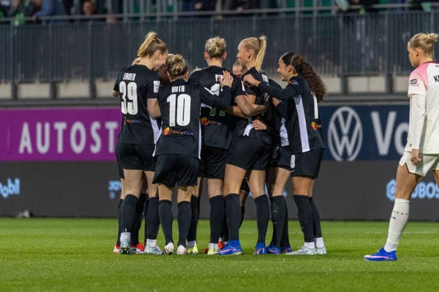 Germany, Google Pixel Womens Bundesliga, Season 2025 2026, Matchday 20, AOK Stadion, VfL Wolfsburg vs Bayer 04 Leverkusen, Goal celebration after the goal to 1 0 for VfL Wolfsburg by scorer Levels Janou VfL Wolfsburg, 15 , Linder Sarai VfL Wolfsburg, 39 , Popp Alexandra VfL Wolfsburg, 11 , Popp Alexandra VfL Wolfsburg, 11 , Peddemors Ella VfL Wolfsburg, 5 , Huth Svenja VfL Wolfsburg, 10 , Kielland Justine VfL Wolfsburg, 18 Copyright: xMichellexLukax