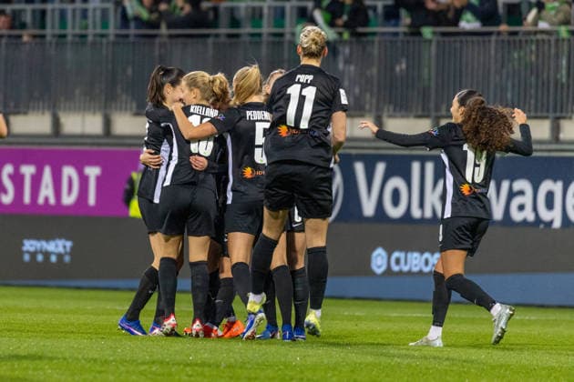 Germany, Google Pixel Womens Bundesliga, Season 2025 2026, Matchday 20, AOK Stadion, VfL Wolfsburg vs Bayer 04 Leverkusen, Goal celebration after the goal to 1 0 for VfL Wolfsburg by scorer Levels Janou VfL Wolfsburg, 15 , Linder Sarai VfL Wolfsburg, 39 , Popp Alexandra VfL Wolfsburg, 11 , Popp Alexandra VfL Wolfsburg, 11 , Peddemors Ella VfL Wolfsburg, 5 , Huth Svenja VfL Wolfsburg, 10 , Kielland Justine VfL Wolfsburg, 18 Copyright: xMichellexLukax