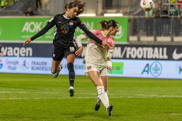 Germany, Google Pixel Womens Bundesliga, Season 2025 2026, Matchday 20, AOK Stadion, VfL Wolfsburg vs Bayer 04 Leverkusen, Bussy Kessya VfL Wolfsburg, 19 in header duel against Grant Ruby Bayer 04 Leverkusen, 22 Copyright: xMichellexLukax