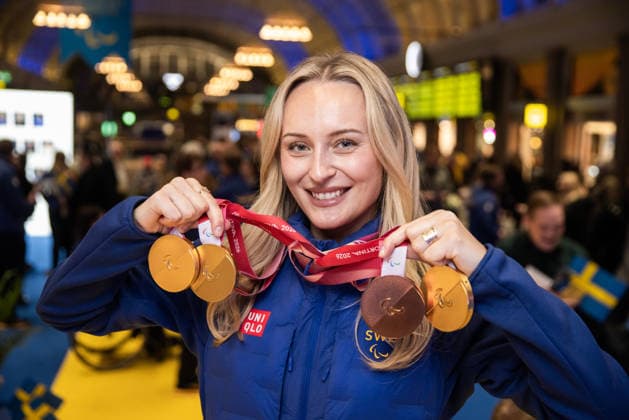 260316 Ebba Arsjö of the Swedish national alpine para skiing team poses for a portrait with her medals during a homecoming celebration event after returning home from the Milano Cortina 2026 Winter Paralympic Games on March 16, 2026 in Stockholm Photo Caisa Rasmussen BILDBYRAN COP 353 CR0036 paralympic games paralympics paralympiska spel paralympiske leker vinter paralympics winter paralympics milano cortina 2026 milano cortina 2026 winter paralympic games parasport para sports bbeng hemkomst sweden sverige  Copyright: CAISAxRASMUSSEN BB260316BB635