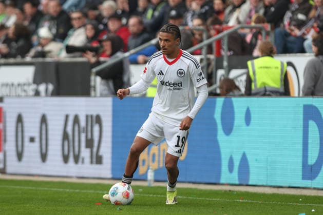 08 03 2026, xtgx, Fußball 1 Bundesliga, FC St Pauli Eintracht Frankfurt emspor, v l Jean Matteo Bahoya Frankfurt, 19 Freisteller, Einzelbild, Ganzkoerper, single frame DFL DFB REGULATIONS PROHIBIT ANY USE OF PHOTOGRAPHS as IMAGE SEQUENCES and or QUASI VIDEO Hamburg