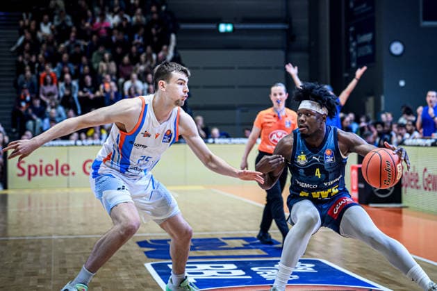 easycredit BBL Basketball Bundesliga 2025 2026 21 Matchday Catch-up 18 03 2026 Science City Jena vs EWE Baskets Oldenburg v re on the ball Brian Fobbs Oldenburg vs Lorenz Bank Jena Sparkassen Arena