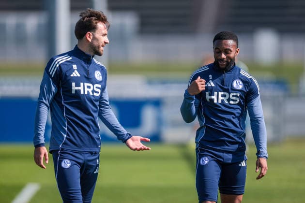 19 03 2026, Football, Training of FC Schalke 04 v l Kenan Karaman FC Schalke 04 talks to Moussa Sylla FC Schalke 04 Gelsenkirchen Training ground FC Schalke 04 NRW Germany xRHR PHOTO YYx Copyright: RHR-FOTOx RHR-FOTO YY