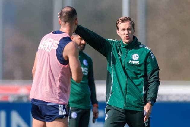 19 03 2026, Football, Training of FC Schalke 04 Co Coach Adin Osmanbasic FC Schalke 04 gives instructions Gelsenkirchen Training ground FC Schalke 04 NRW Germany xRHR PHOTO YYx Copyright: RHR-FOTOx RHR-FOTO YY