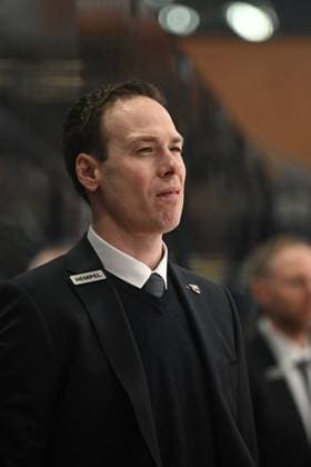 Tyler Haskins Head Coach Grizzlys Wolfsburg Schwenninger Wild Wings vs. Grizzlys Wolfsburg, DEL, PlayOff, Matchday 2, Season 2025 2026, 20260320 Schwenninger Wild Wings vs. Grizzlys Wolfsburg, DEL, PlayOff, Matchday 2, Season 2025 2026, 20260320 Schwenningen Copyright: xEibner-Pressefoto SvenxLaeglerx EP_SVL