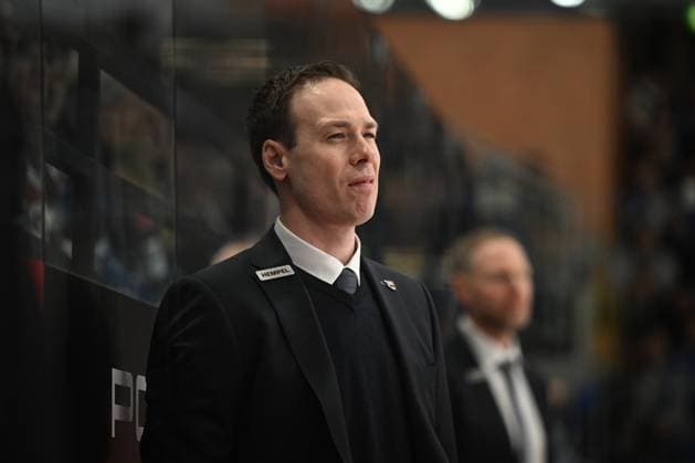 Tyler Haskins Head Coach Grizzlys Wolfsburg Schwenninger Wild Wings vs. Grizzlys Wolfsburg, DEL, PlayOff, Matchday 2, Season 2025 2026, 20260320 Schwenninger Wild Wings vs. Grizzlys Wolfsburg, DEL, PlayOff, Matchday 2, Season 2025 2026, 20260320 Schwenningen Copyright: xEibner-Pressefoto SvenxLaeglerx EP_SVL