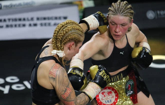 Boxing World Championship IBF featherweight bout between defending champion Nina Meinke r Berlin and challenger Dyana Vargas l Dominican Republic at the Fischauktionshalle in Hamburg