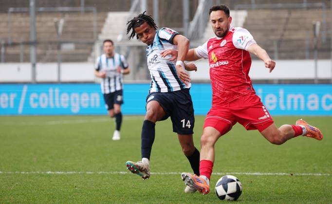 21 03 2026, Germany, Stuttgart, Soccer Regionalliga Südwest, SV Stuttgarter Kickers vs KSV Hessen Kassel, f l Melkamu Frauendorf Kickers , Lukas Peter Rupp KSV