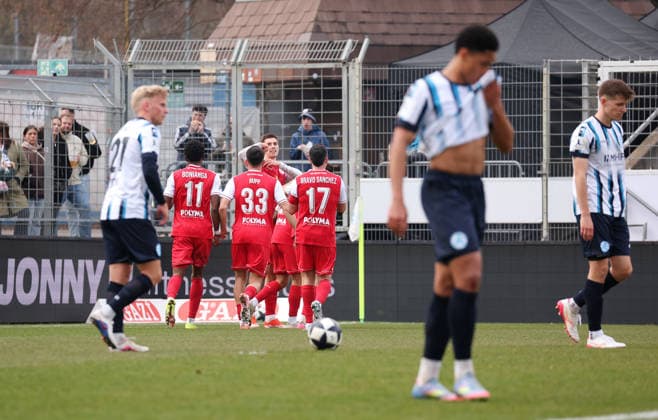 21 03 2026, Germany, Stuttgart, Soccer Regionalliga Südwest, SV Stuttgarter Kickers vs KSV Hessen Kassel, cheering after the 0 1 goal, scorer Jan Dahlke KSV , disappointed Kickers players