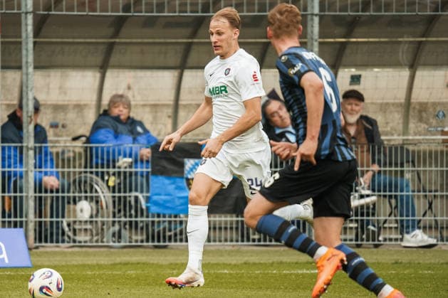 Germany Soccer 3 Liga 2025 2026 , Matchday 30 SV Waldhof Mannheim vs FC Erzgebirge Aue Carl Benz Stadion Mannheim Niklas Hoffmann SV Waldhof Mannheim, 6 Jannic Ehlers FC Erzgebirge Aue, 24 on the ball, in a running duel Copyright: xBennetxLongx