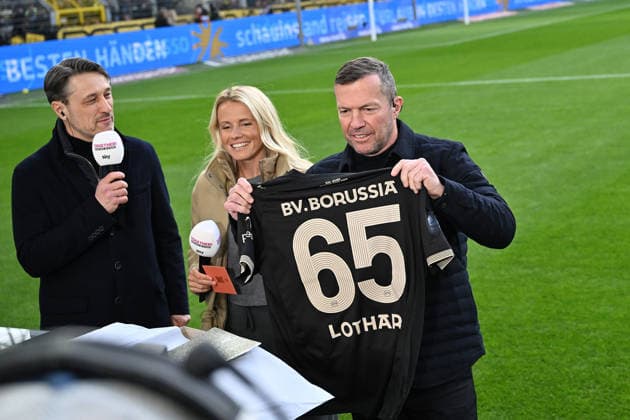 21 03 2026, xjhx, Soccer 1 Bundesliga, Borussia Dortmund Hamburger SV v l Trainer Niko Kovac Borussia Dortmund Julia Simic with gift for TV expert Lothar Matthäus DFL DFB REGULATIONS PROHIBIT ANY USE OF PHOTOGRAPHS as IMAGE SEQUENCES and or QUASI VIDEO Dortmund
