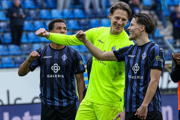 21 03 2026, xhettx, Football 3 League, SV Waldhof Mannheim Erzgebirge Aue v l Nijhuis Thijmen Joel Sander SV Waldhof Mannheim, 1 and Michel Diego SV Waldhof Mannheim, 28 with the fans after the match DFL DFB REGULATIONS PROHIBIT ANY USE OF PHOTOGRAPHS as IMAGE SEQUENCES and or QUASI VIDEO
