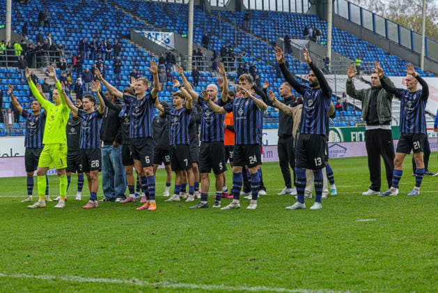 21 03 2026, xhettx, Fußball 3 Liga, SV Waldhof Mannheim Erzgebirge Aue v l Die Mannschaft bei den Fans DFL DFB REGULATIONS PROHIBIT ANY USE OF PHOTOGRAPHS as IMAGE SEQUENCES and or QUASI VIDEO