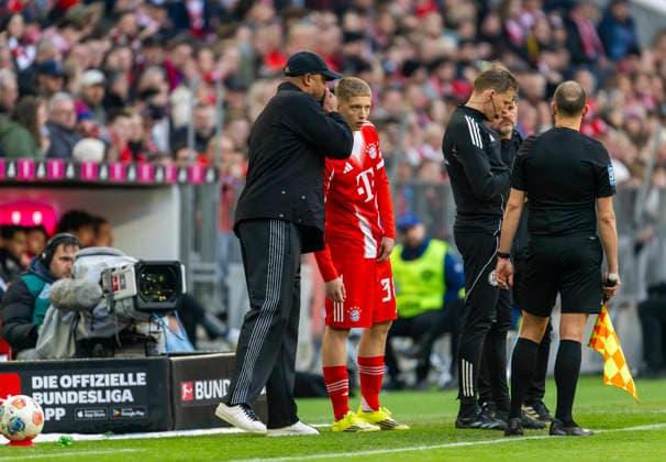 21 03 2026, Soccer Bundesliga 2025 2026, Matchday 27, FC Bayern Munich 1 FC Union Berlin, at the Allianz Arena Munich, from left Coach Vincent Kompany FC Bayern Munich gives tactical instructions to Erblin Osmani Bayern Munich before his substitution with
