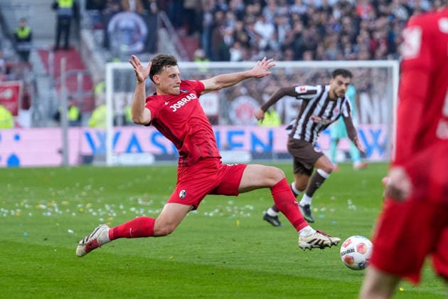 Maximilian Eggestein SC Freiburg, 08 on the ball , Germany, Football, 1 Bundesliga, Matchday 27, 2025 2026, FC St Pauli vs SC Freiburg, 22 03 2026, Millerntor Stadion, Hamburg, Germany DFL REGULATIONS PROHIBIT ANY USE OF PHOTOGRAPHS AS IMAGE SEQUENCES AND OR QUASI VIDEO Hamburg Millerntor Stadion Hamburg Germany Copyright: xArnexAmbergx