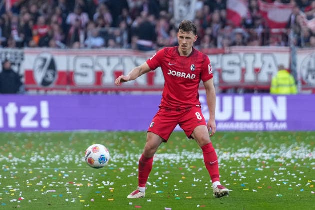 Maximilian Eggestein SC Freiburg, 08 on the ball , Germany, Football, 1 Bundesliga, Matchday 27, 2025 2026, FC St Pauli vs SC Freiburg, 22 03 2026, Millerntor Stadion, Hamburg, Germany DFL REGULATIONS PROHIBIT ANY USE OF PHOTOGRAPHS AS IMAGE SEQUENCES AND OR QUASI VIDEO Hamburg Millerntor Stadion Hamburg Germany Copyright: xArnexAmbergx