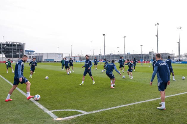 24 03 2026, Football, Training of FC Schalke 04 The players of S04 warm up Gelsenkirchen Training ground FC Schalke 04 NRW Germany xRHR PHOTO YYx Copyright: RHR-FOTOx RHR-FOTO YY