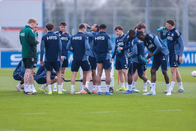 24 03 2026, Football, Training of FC Schalke 04 The players of S04 take a break and drink Gelsenkirchen Training ground FC Schalke 04 NRW Germany xRHR PHOTO YYx Copyright: RHR-FOTOx RHR-FOTO YY