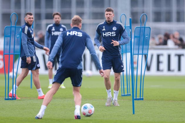 24 03 2026, Football, Training of FC Schalke 04 f l Hasan Kurucay FC Schalke 04 , Timo Becker FC Schalke 04 , Janik Bachmann FC Schalke 04 Gelsenkirchen Training ground FC Schalke 04 NRW Germany xRHR PHOTO YYx Copyright: RHR-FOTOx RHR-FOTO YY
