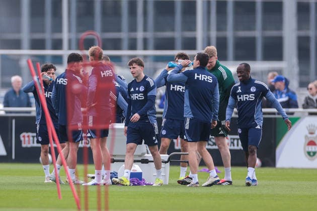 24 03 2026, Football, Training of FC Schalke 04 Drinking break for the players of S04 Gelsenkirchen Training ground FC Schalke 04 NRW Germany xRHR PHOTO YYx Copyright: RHR-FOTOx RHR-FOTO YY