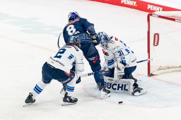Tobias Rieder EHC Red Bull Muenchen, 8 misses against Sam Ruopp ERC Ingolstadt, 2 and Devin Williams goalie, ERC Ingolstadt, 31 GER, EHC Red Bull Muenchen vs ERC Ingolstadt, ice hockey, DEL, playoffs, quarterfinal game 1, season 2025 2026, 24 03 2026 GER, EHC Red Bull Muenchen vs ERC Ingolstadt, ice hockey, DEL, playoffs, quarterfinal game 1, season 2025 2026, 24 03 2026 Muenchen Copyright: xEibner-Pressefoto FranzxFeinerx EP_HFR