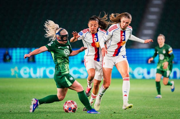 UWCL VfL Wolfsburg vs OL Lyonnes, 24 03 2026 Jule Brand OL Lyon, 29 and Selma Bacha OL Lyon, 4 vs Thea Bjelde VfL Wolfsburg, 2 UEFA Women s Champions League, quarter-final, first leg VfL Wolfsburg vs OL Lyonnes on 24 03 2026 at Volkswagen Arena, Wolfsburg DFB DFL REGULATIONS PROHIBIT ANY USE OF PHOTOGRAPHS AS IMAGE SEQUENCES AND OR QUASI VIDEO Copyright: xBEAUTIFULxSPORTS Tonhäuserx