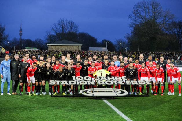 Dortmund, Germany 25 March 2026 Legends match 100 years of the Red Earth stadium In the picture team photo of the legends players of Borussia Dortmund and Benfica Lisbon before the friendly match for the 100th anniversary of the Red Earth stadium Copyright: HMBxMedia MadeleinexFantini