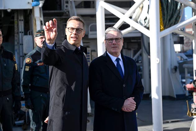 LKS 20260326 Finnish President Alexander Stubb (left) and British Prime Minister Keir Starmer during visit at the Finnish Border Guard offshore patrol vessel Turva prior the Joint Expeditionary Force JEF Leaders’ Summit in Helsinki, Finland on March 26, 2026. The topics on the agenda include support from the JEF countries to Ukraine and the overall security situation in Europe. - HEIKKI SAUKKOMAA Helsinki Finland ovD-hmZS5vk  Copyright: xHeikkixSaukkomaax ovD-hmZS5vk