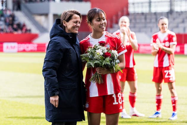Google Pixel Womens Bundesliga, FC Bayern Munich 1 FC Nuremberg 28 03 2026 Momoko Tanikawa FC Bayern Munich, 18 is honored by Bianca Rech Director Womens Football FC Bayern Munich for winning the Asian Championships Google Pixel Womens Bundesliga, FC Bayern Munich 1 FC Nuremberg, Munich, FC Bayern Campus on 28 03 2026 DFB REGULATIONS PROHIBIT ANY USE OF PHOTOGRAPHS AS IMAGE SEQUENCES AND OR QUASI VIDEO Copyright: xBEAUTIFULxSPORTS Wunderlx