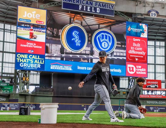 Chicago White Sox first baseman Munetaka Murakami (L) warms up before the start of the MLB, Baseball Herren, USA game between the Chicago White Sox and the Milwaukee Brewers at American Family Field in Milwaukee, Wisconsin on Saturday, March 28, 2026. MIL20260328801 TANNENxMAURY