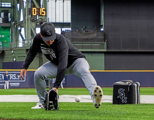 Chicago White Sox first baseman Munetaka Murakami warms up before the start of the MLB, Baseball Herren, USA game between the Chicago White Sox and the Milwaukee Brewers at American Family Field in Milwaukee, Wisconsin on Saturday, March 28, 2026. MIL20260328802 TANNENxMAURY