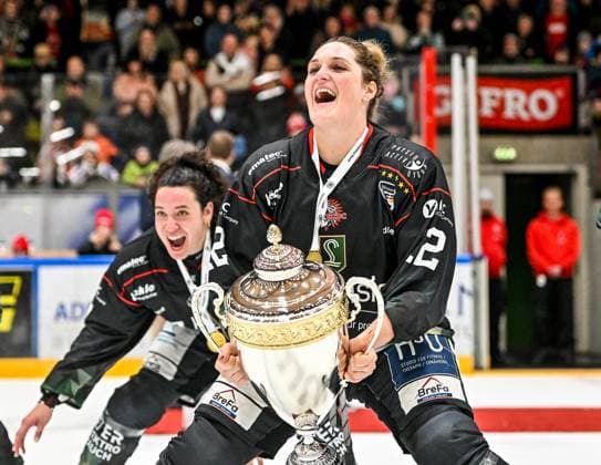 GER, DFEL, playoff final, ECDC Memmingen Indians vs Eisbären Berlin 28 03 2026, Alpha Cooling Arena am Huehnerberg, Memmingen, GER, DFEL, playoff final, ECDC Memmingen Indians vs Eisbären Berlin, award ceremony in the picture Nara Elia Memmingen, 7 , Antje Sabautzki Memmingen, 12 with trophy, jubilation, joy, emotions nordphotoxGmbHx xHafner nph00200