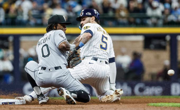 Milwaukee Brewers center fielder Garrett Mitchell (R) steals second base on Chicago White Sox center fielder Luisangel Acuna in the first inning of the MLB, Baseball Herren, USA game between the Chicago White Sox and the Milwaukee Brewers at American Family Field in Milwaukee, Wisconsin on Saturday, March 28, 2026.  MIL20260328815 TANNENxMAURY