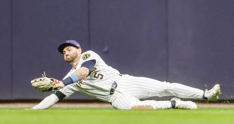 Milwaukee Brewers center fielder Garrett Mitchell fails to catch a ball hit for a double by Chicago White Sox left fielder Tristan Peters in the fourth inning of the MLB, Baseball Herren, USA game between the Chicago White Sox and the Milwaukee Brewers at American Family Field in Milwaukee, Wisconsin on Saturday, March 28, 2026.  MIL20260328823 TANNENxMAURY