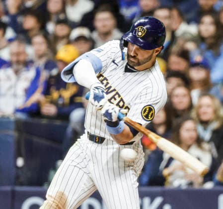 Milwaukee Brewers center fielder Garrett Mitchell hits a single in the seventh inning of the MLB, Baseball Herren, USA game between the Chicago White Sox and the Milwaukee Brewers at American Family Field in Milwaukee, Wisconsin on Saturday, March 28, 2026.  MIL20260328834 TANNENxMAURY