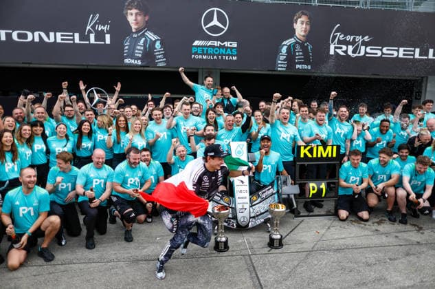 F1 - JAPANESE GRAND PRIX 2026 Mercedes AMG F1 Team, KIMI ANTONELLI Andrea (ita), Mercedes AMG F1 Team W16, portrait, celebrations during the Formula 1 Japanese Grand Prix 2026, 3rd round of the 2026 Formula One World Championship, WM, Weltmeisterschaft from March 27 to 29, 2026 on the Suzuka Circuit, in Suzuka, Japan - SuzukaJapan Copyright: xDPPIx