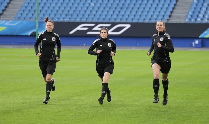 Referee Dr. Riem Hussein Bad Harzburg and her team Daniela Goettlinger and Sabrina Sickl Football, GER, Women, Women, Womens Bundesliga, Season 2025 2026, Volksparkstadion, Hamburger SV vs Bayer 04 Leverkusen