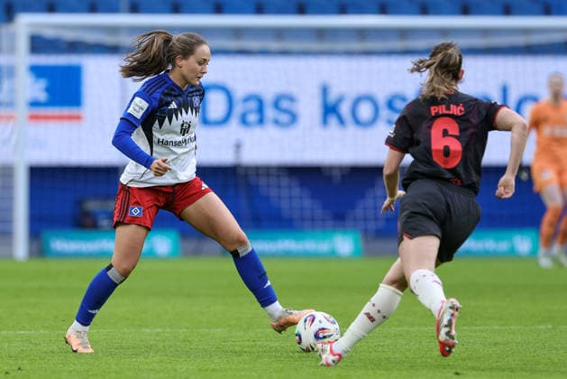 from left Camilla Linberg Hamburger SV, HSV, 47 and Katharina Piljic Bayer 04 Leverkusen, 6 in duel, duel, dynamics, action, action, game scene, THE DFB REGULATIONS PROHIBIT ANY USE OF PHOTOGRAPHS AS IMAGE SEQUENCES AND OR QUASI VIDEO , 30 03 2026, Hamburg Germany , Football, Google Pixel Womens Bundesliga, Hamburger SV Bayer 04 Leverkusen xobx