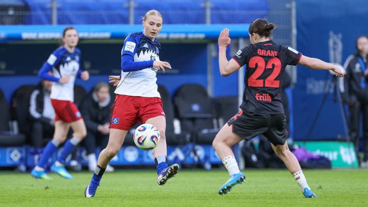from left Paulina Bartz Hamburger SV, HSV, 37 and Ruby Grant Bayer 04 Leverkusen, 22 in a duel, dynamic, action, action, game scene, THE DFB REGULATIONS PROHIBIT ANY USE OF PHOTOGRAPHS AS IMAGE SEQUENCES AND OR QUASI VIDEO , 30 03 2026, Hamburg Germany , Football, Google Pixel Womens Bundesliga, Hamburger SV Bayer 04 Leverkusen xobx
